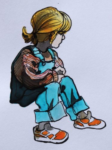 Gamine-assise-regard-droite